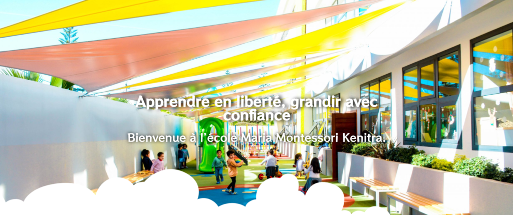 Enfants dans une école Montessori au Maroc à Kénitra, jouant dans un espace éducatif lumineux avec matériel Montessori authentique